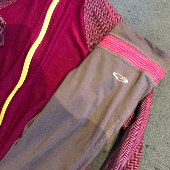 Yoga capris and a finished type of sweater - Picture 2 of 4